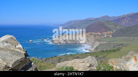 L'iconica autostrada 1 lungo l'incredibile costa di Big sur, Monterey County CA Foto Stock