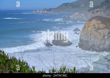 L'iconica autostrada 1 lungo l'incredibile costa di Big sur, Monterey County CA Foto Stock