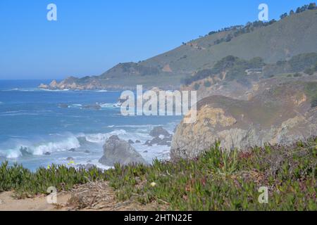 L'iconica autostrada 1 lungo l'incredibile costa di Big sur, Monterey County CA Foto Stock