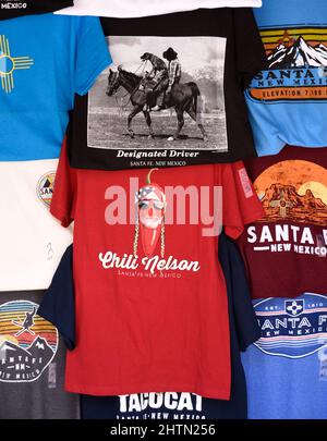 Novità T-shirt ricordo in vendita presso un negozio a Santa Fe, New Mexico. Foto Stock