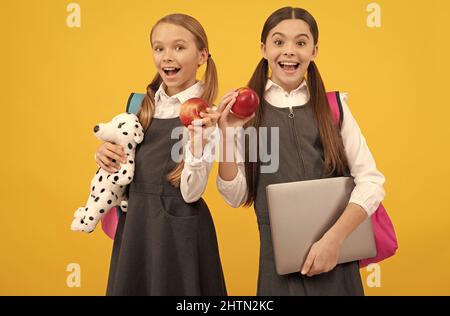 Inizio nuovo. I bambini della scuola felice tengono le mele. Spuntino scolastico. Non preoccuparti di mangiare mele. Foto Stock