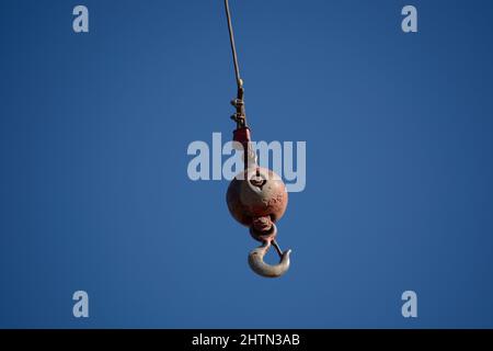 Un gancio a sfera per gru fissato a una gru in un cantiere di Santa Fe, New Mexico. Foto Stock