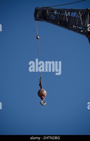 Un gancio a sfera per gru fissato a una gru in un cantiere di Santa Fe, New Mexico. Foto Stock