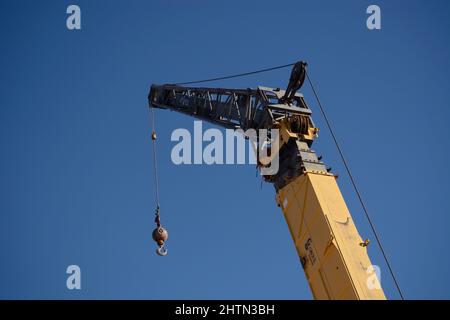 Un gancio a sfera per gru fissato a una gru in un cantiere di Santa Fe, New Mexico. Foto Stock