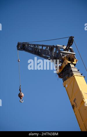 Un gancio a sfera per gru fissato a una gru in un cantiere di Santa Fe, New Mexico. Foto Stock