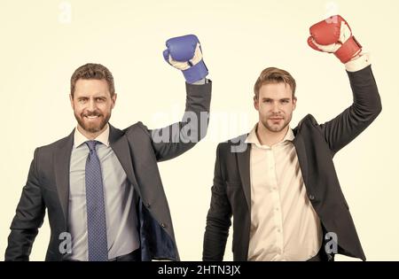 due uomini d'affari di successo in guanti di boxe alzarono le mani isolate su bianco, lavoro di squadra successo Foto Stock