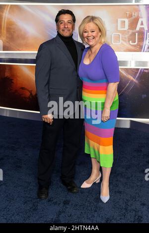 New York, Stati Uniti. 28th Feb 2022. Caroline Rhea (R) partecipa al progetto Adam di Netflix in anteprima ad Alice Tully Hall (Photo by Lev Radin/Pacific Press) Credit: Pacific Press Media Production Corp./Alamy Live News Foto Stock