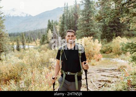 Canada, Yukon, Whitehorse, Ritratto di uomo sorridente escursioni in paesaggio Foto Stock