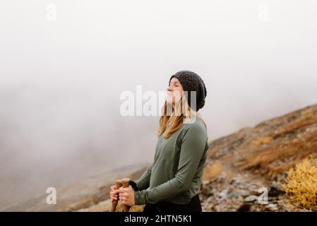 Canada, Yukon, Whitehorse, donna sorridente in un paesaggio di nebbia Foto Stock