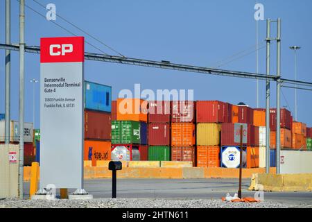 Franklin Park, Illinois, Stati Uniti. Container intermodali impilati in un cantiere canadese della Pacific Railway nella vicina periferia occidentale di Chicago. Foto Stock