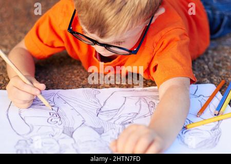 Quasi fatto. Ragazzino di talento che disegna uno schizzo incredibilmente avanzato. Foto Stock