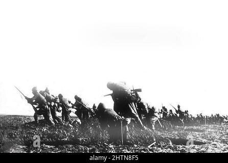 Truppe ottomane che salpano sulla cima in un attacco a Gallipoli durante la prima guerra mondiale Foto Stock