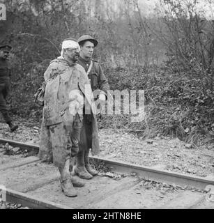 Battaglia di Ancre. Un poliziotto militare con un prigioniero tedesco ferito in difficoltà catturato a St. Pierre-Divion, Francia, dalla Divisione 39th il 13th 1916 novembre. Foto Stock
