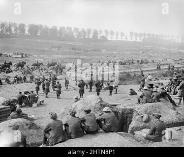 Regimental Pipe band del Battaglione 8th, Black Watch che suonava nella Carnoy Valley dopo la Brigade 26th, 9th Division tornò dalla cattura di Longueval il 14 luglio 1916. Foto Stock