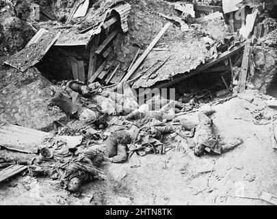 Soldati tedeschi morti sparsi nel relitto di un posto mitragliatrice vicino Guillemont. La fotografia mostra la distruzione avvenuta quando la difesa non aveva un riparo profondo. Foto Stock