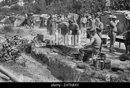 Cucina che serve cena alle truppe in una cucina campo. Carnoy Valley, 1916 settembre durante la battaglia della Somme Foto Stock