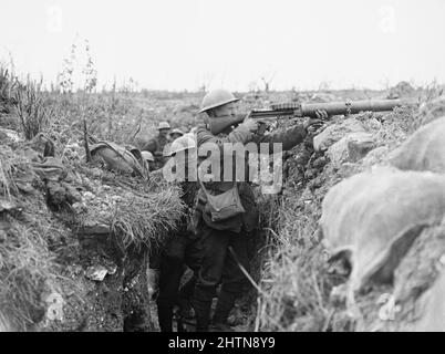 Una mitragliatrice leggera Lewis in azione in una trincea in prima linea vicino a Ovillers. Forse truppe del reggimento del Worcestershire della Divisione 48th. Foto Stock