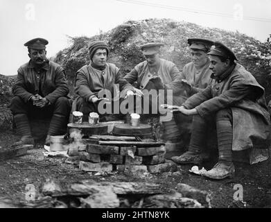 Battaglia dell'Ancre. Truppe dei Foresters Sherwood () (Nottingham e Derbyshire) Regiment che cucinano il loro razione 'di maiale e fagioli' in dixies. Nei pressi di San Pietro Divion, 1916 novembre durante la battaglia della Somme. Foto Stock