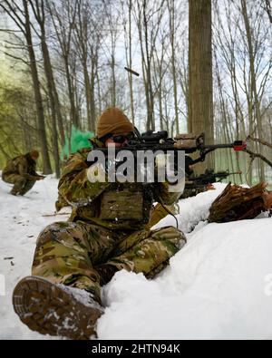 Senior Airman Calvin To, un difensore assegnato al 926th Security Forces Squadron, con sede presso la base dell'aeronautica di Nellis, Nevada, si impegna ad aggredire i membri della forza opposta da una posizione scavata con M4 fuoco bianco durante un esercizio di difesa statica al Camp James A. Garfield Joint Military Training Center, Ohio, dal 15 febbraio, 2022. L'esercizio faceva parte del corso sulla leadership della difesa integrata, un'intensa esperienza di apprendimento pratica di due settimane progettata per aiutare i difensori della riserva a raggiungere e mantenere la preparazione al combattimento. (STATI UNITI Air Force Photo/Eric M. White) Foto Stock