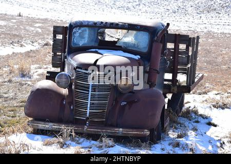 Veicolo Chevy Vintage 1930s in campo innevato. Foto Stock