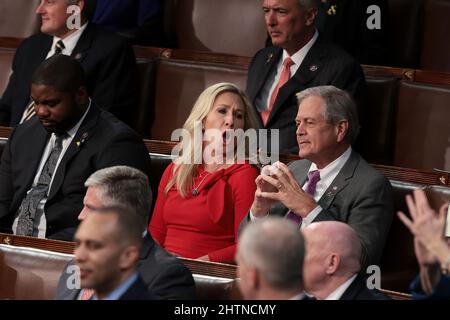 Washington, DC, Stati Uniti. 01st Mar 2022. Marjorie Taylor Greene (R-GA) (C) ascolta il Presidente degli Stati Uniti Joe Biden consegnare il discorso dello Stato dell'Unione durante una sessione congiunta del Congresso nella Camera della Camera del Campidoglio degli Stati Uniti il 01 marzo 2022 a Washington, DC. Durante il suo primo discorso sullo Stato dell'Unione, Biden ha parlato degli sforzi della sua amministrazione per condurre una risposta globale all'invasione russa dell'Ucraina, lavorare per frenare l'inflazione e far uscire il paese dalla pandemia del COVID-19. Credit: Vinci Mc Namee/Pool via CNP/Media Punch/Alamy Live News Foto Stock