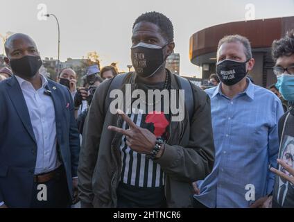 BROOKLYN, N.Y. – 20 aprile 2021: L'avvocato pubblico di New York, Jumaane Williams, Middle, arriva a Brooklyn in occasione di una protesta contro la materia della vita nera. Foto Stock