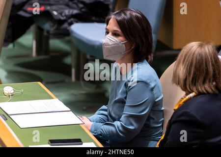 New York, NY - 1 marzo 2022: Il ministro degli Esteri tedesco Annalena Baerbock partecipa alla sessione di emergenza GA presso la sede delle Nazioni Unite Foto Stock