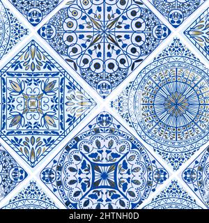 Una collezione di tessere a mosaico blu in disegni geometrici circolari con riflessi dorati. Disegnata a mano e dipinta a mano. Foto Stock