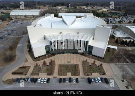 Una vista aerea della Simon Skjodt Assembly Hall nel campus dell'Indiana University, lunedì 1 marzo 2022, a Bloomington, Ind. L'arena è la casa di Foto Stock