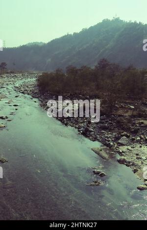 torrente di montagna (fiume balasone) che scorre verso la pianura gangetic dalle colline di himalayan nella regione terai del bengala occidentale, india Foto Stock