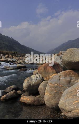 torrente di montagna (fiume balasone) che scorre verso la pianura gangetic dalle colline di himalayan nella regione terai del bengala occidentale, india Foto Stock