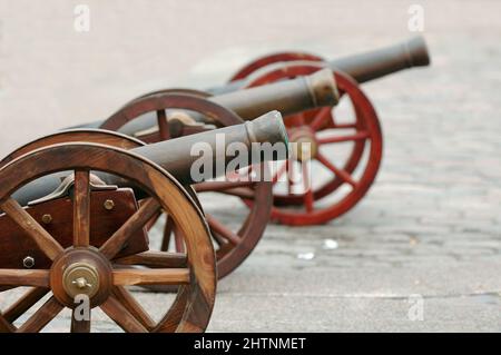 Tre cannoni sono allineati per la battaglia. Foto Stock