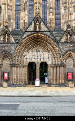 Esterno della cattedrale episcopale di St Mary in stile gotico, Edimburgo, Scozia, Regno Unito Foto Stock