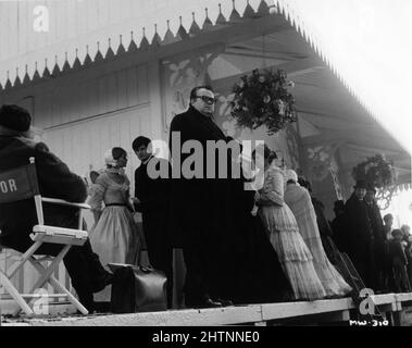 Il regista MICHAEL VINCITORE STUART COOPER e ORSON WELLES in set location candid alla Bluebell Railway in West Sussex durante le riprese di non DIMENTICHERÒ MAI WHAT'S'ISNAME 19678 regista MICHAEL VINCITORE scrittore Peter Draper Scimitar Productions / Universal Pictures Foto Stock