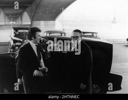 Il regista MICHAEL VINCITORE e ORSON WELLES in set location candid durante le riprese di non DIMENTICHERÒ MAI WHAT'S'ISNAME 19678 regista MICHAEL VINCITORE scrittore Peter Draper Scimitar Productions / Universal Pictures Foto Stock