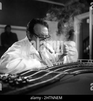 ORSON WELLES sul set candido con Scalextric Track durante le riprese di non DIMENTICHERÒ MAI WHAT'S'ISNAME 19678 regista MICHAEL VINCITORE scrittore Peter Draper Scimitar Productions / Universal Pictures Foto Stock