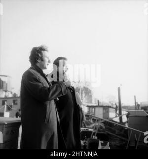 Il regista MICHAEL WINNER e ORSON WELLES sul set location Candid a Cheyne Walk Chelsea Londra durante le riprese di non DIMENTICHERÒ MAI COSA È l'ISNAME 19678 regista MICHAEL VINCITORE scrittore Peter Draper Scimitar Productions / Universal Pictures Foto Stock