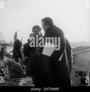 Il regista MICHAEL WINNER e ORSON WELLES sul set location Candid a Cheyne Walk Chelsea Londra durante le riprese di non DIMENTICHERÒ MAI COSA È l'ISNAME 19678 regista MICHAEL VINCITORE scrittore Peter Draper Scimitar Productions / Universal Pictures Foto Stock