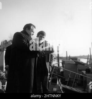 ORSON WELLES e OLIVER REED in set location candid in Cheyne Walk Chelsea Londra durante le riprese di non DIMENTICHERÒ MAI COSA È l'ISNAME 19678 regista MICHAEL VINCITORE scrittore Peter Draper Scimitar Productions / Universal Pictures Foto Stock