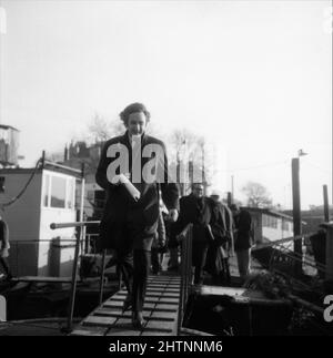 Il regista MICHAEL WINNER e ORSON WELLES sul set location Candid a Cheyne Walk Chelsea Londra durante le riprese di non DIMENTICHERÒ MAI COSA È l'ISNAME 19678 regista MICHAEL VINCITORE scrittore Peter Draper Scimitar Productions / Universal Pictures Foto Stock