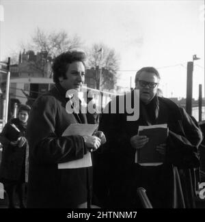 Il regista MICHAEL WINNER e ORSON WELLES sul set location Candid a Cheyne Walk Chelsea Londra durante le riprese di non DIMENTICHERÒ MAI COSA È l'ISNAME 19678 regista MICHAEL VINCITORE scrittore Peter Draper Scimitar Productions / Universal Pictures Foto Stock