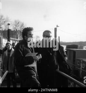 Il regista MICHAEL WINNER e ORSON WELLES sul set location Candid a Cheyne Walk Chelsea Londra durante le riprese di non DIMENTICHERÒ MAI COSA È l'ISNAME 19678 regista MICHAEL VINCITORE scrittore Peter Draper Scimitar Productions / Universal Pictures Foto Stock