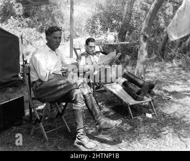 Il regista GEORGE MELFOD e RUDOLPH VALENTINO sul set Desert location Candid durante le riprese del regista DI SHEIK 1921 GEORGE MELFORD romanzo Edith Maude Hull Paramount Pictures Foto Stock