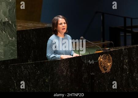 New York, Stati Uniti. 01st Mar 2022. Il ministro degli Esteri tedesco Annalena Baerbock parla alla sessione di emergenza GA presso la sede delle Nazioni Unite (Foto di Lev Radin/Pacific Press) Credit: Pacific Press Media Production Corp./Alamy Live News Foto Stock