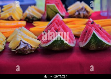 Frutta tropicale fresca su un tavolo dopo le escursioni in Costa Rica Foto Stock