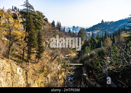 Primavera nel giardino botanico Tbilisi, capitale della Georgia Foto Stock