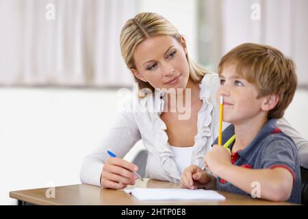 Arricchire le giovani menti desiderose. Una giovane insegnante nella sua classe. Foto Stock