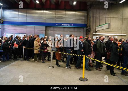 I pendolari si accodano per la metropolitana alla stazione di Waterloo a Londra, mentre i servizi della metropolitana riprendono a seguito di uno sciopero di martedì da parte dei membri della Rail, Maritime and Transport Union (RMT). Data foto: Mercoledì 2 marzo 2022. Foto Stock