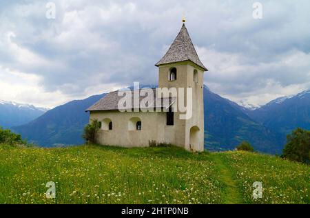 Un'antica cappella nelle Alpi Italiane dell'Alto Adige ad Aschbach, nella regione di Vinschgau Foto Stock