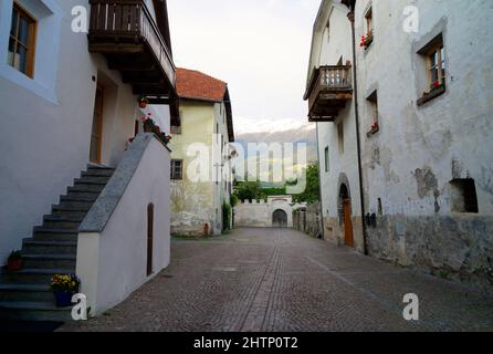 Pittoresche stradine antiche di Glorns (Glorenza, Vinschgau o Vintschgau, Alto Adige, Italia) Foto Stock